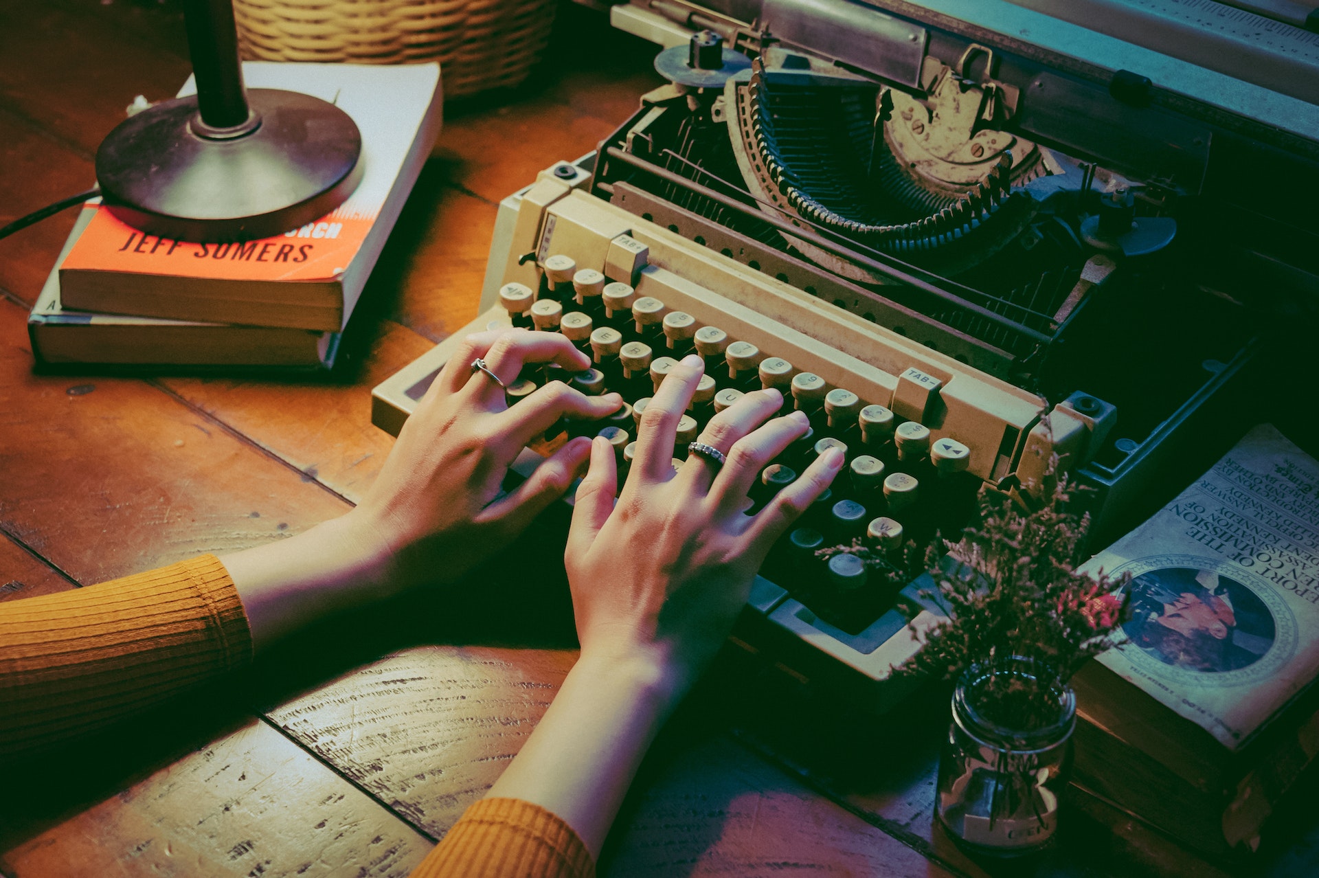 hands on typewriter