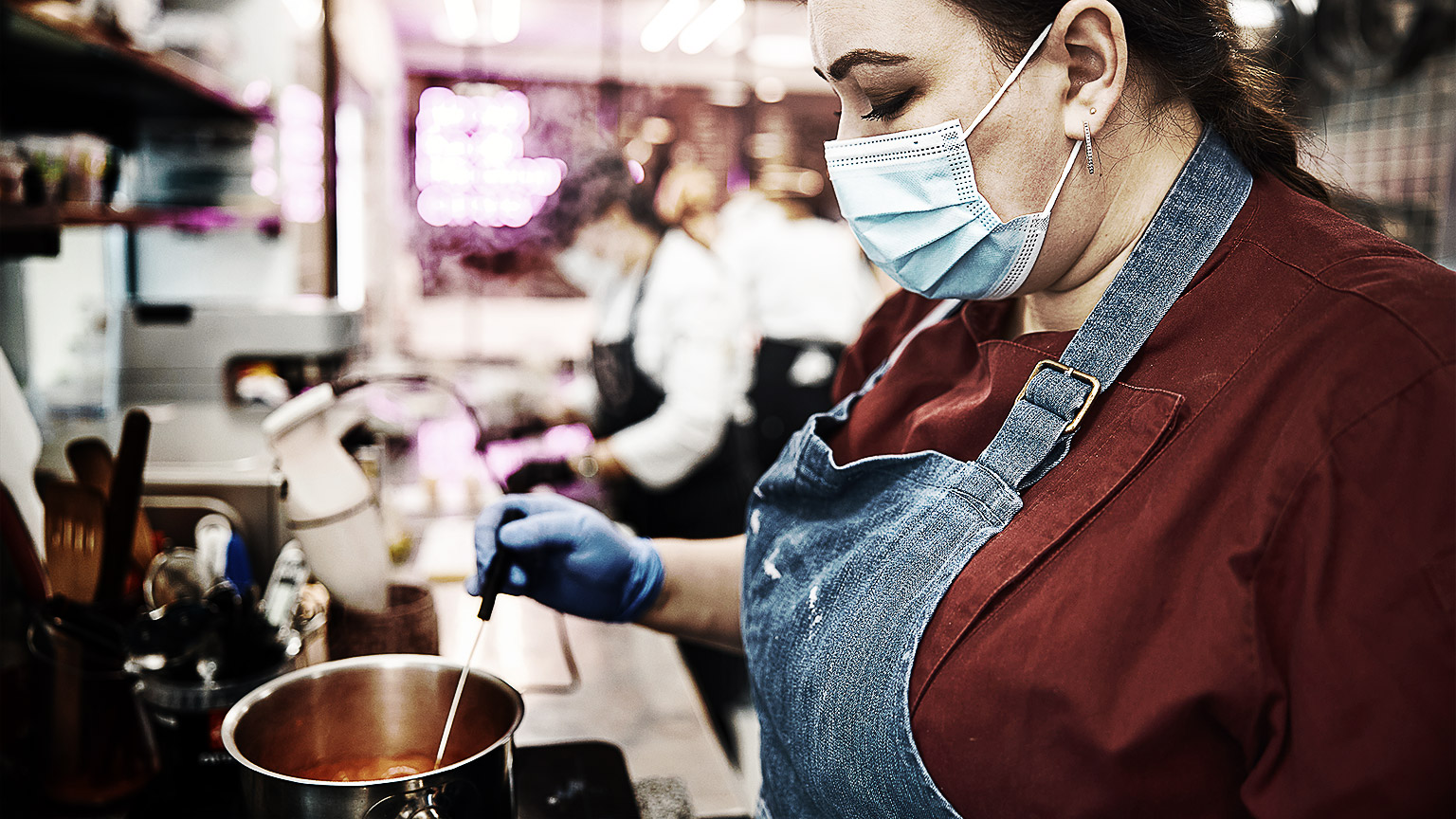 A kitchen worker practicing safe food handling