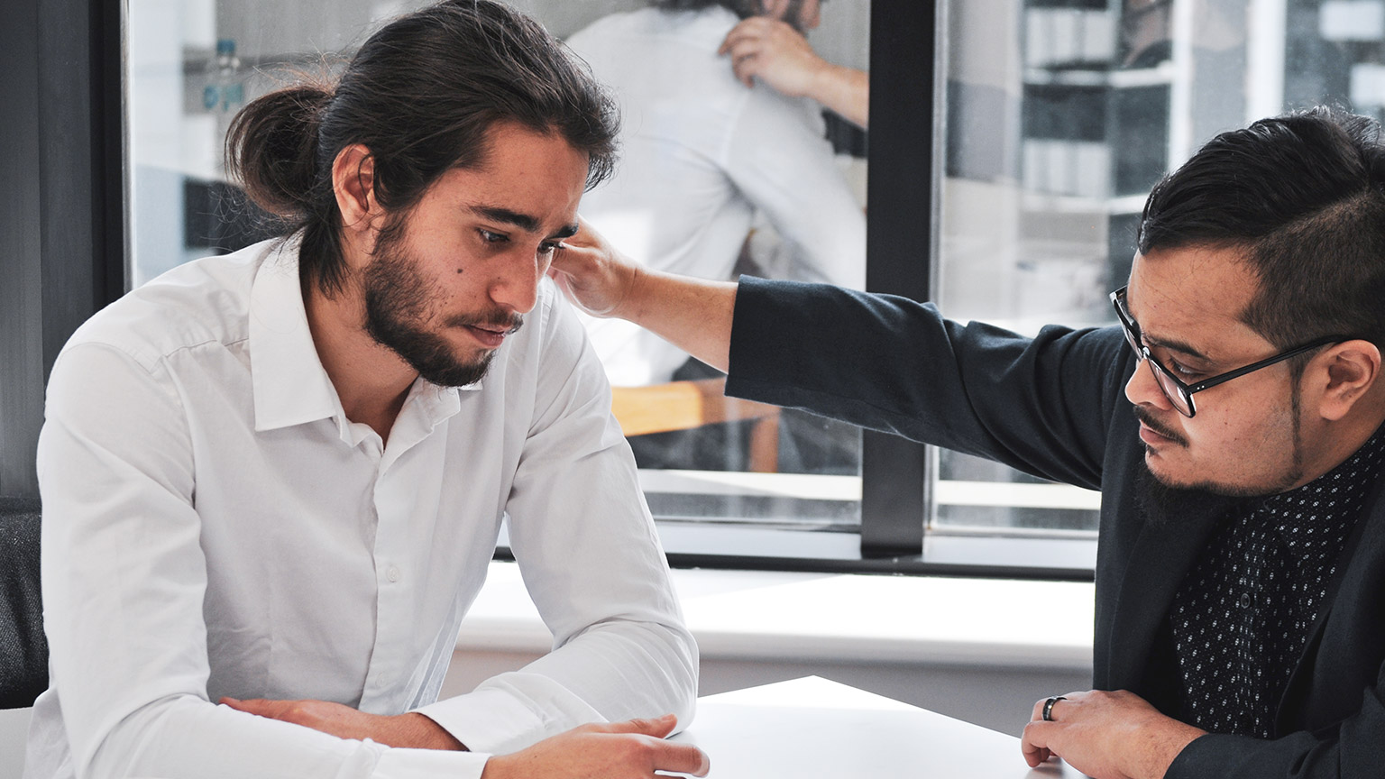 2 people talking seriously in an office