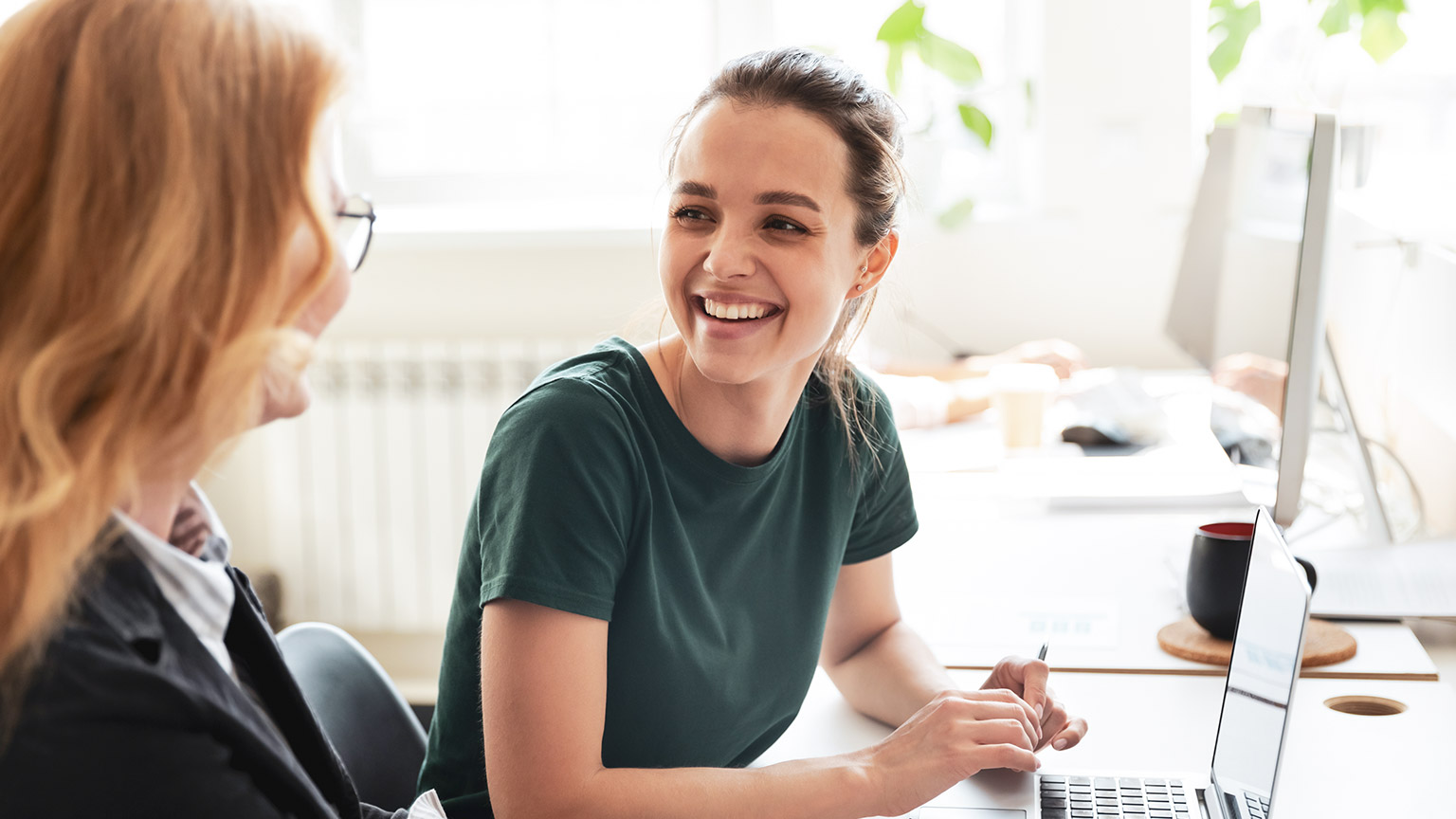 2 colleagues talking in a modern office