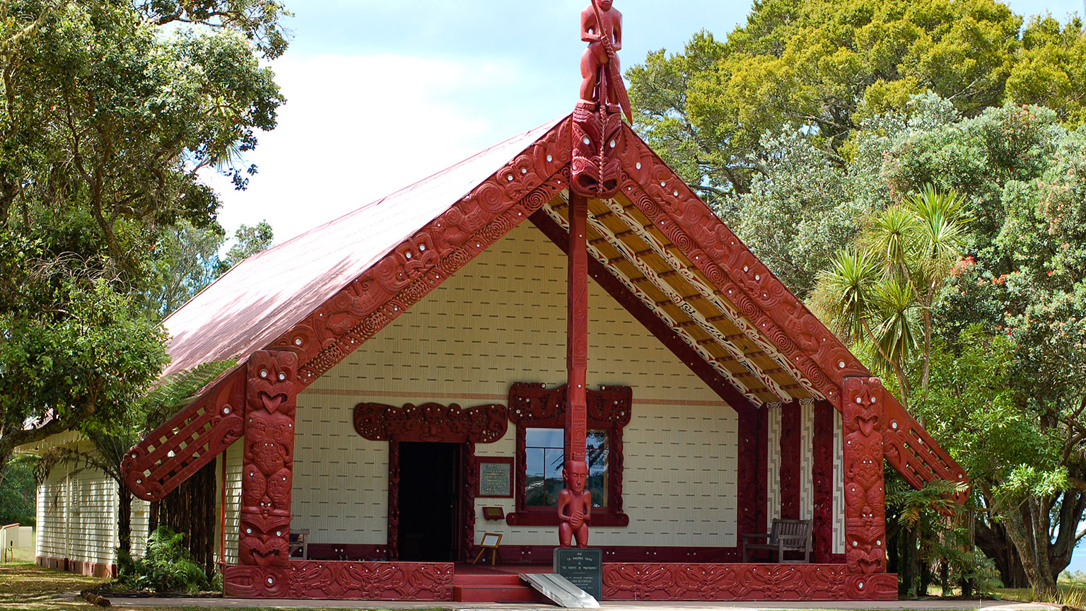 Outside view of a Maori meeting house near the Treaty House