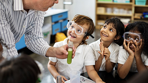 kids on science lab with teacher