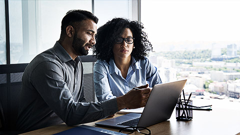 A specialist teaching an employee