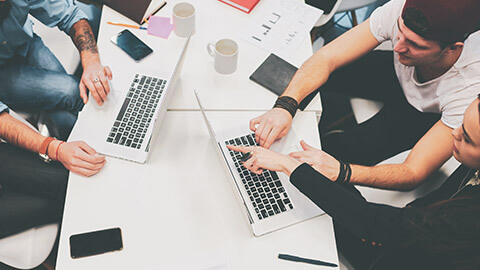 2 business owners checking numbers on a laptop