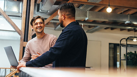 2 colleagues in a casual discussion in a modern office space