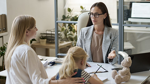 Social worker talking to single mom with child