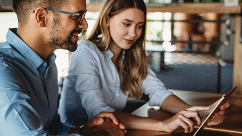 2 colleagues working on a business project