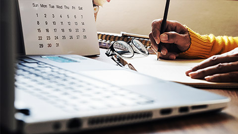 A person planning things to do basing on a calendar