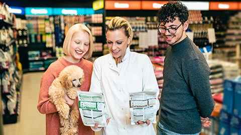 A vet explaining food choice to pet owners