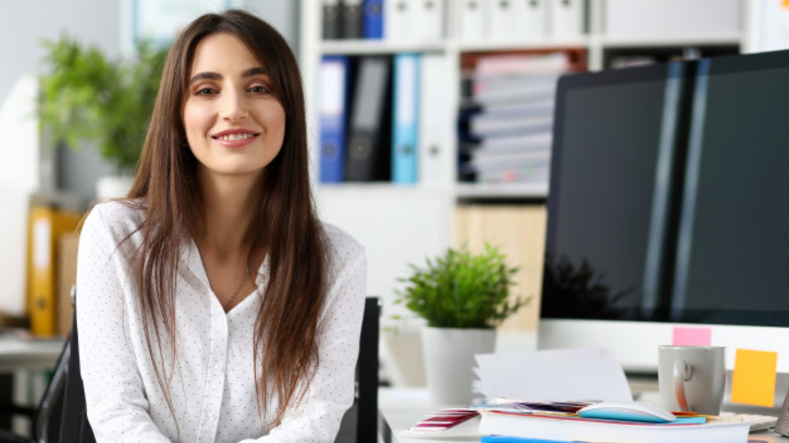 An accountant in the office. (by Freepik)