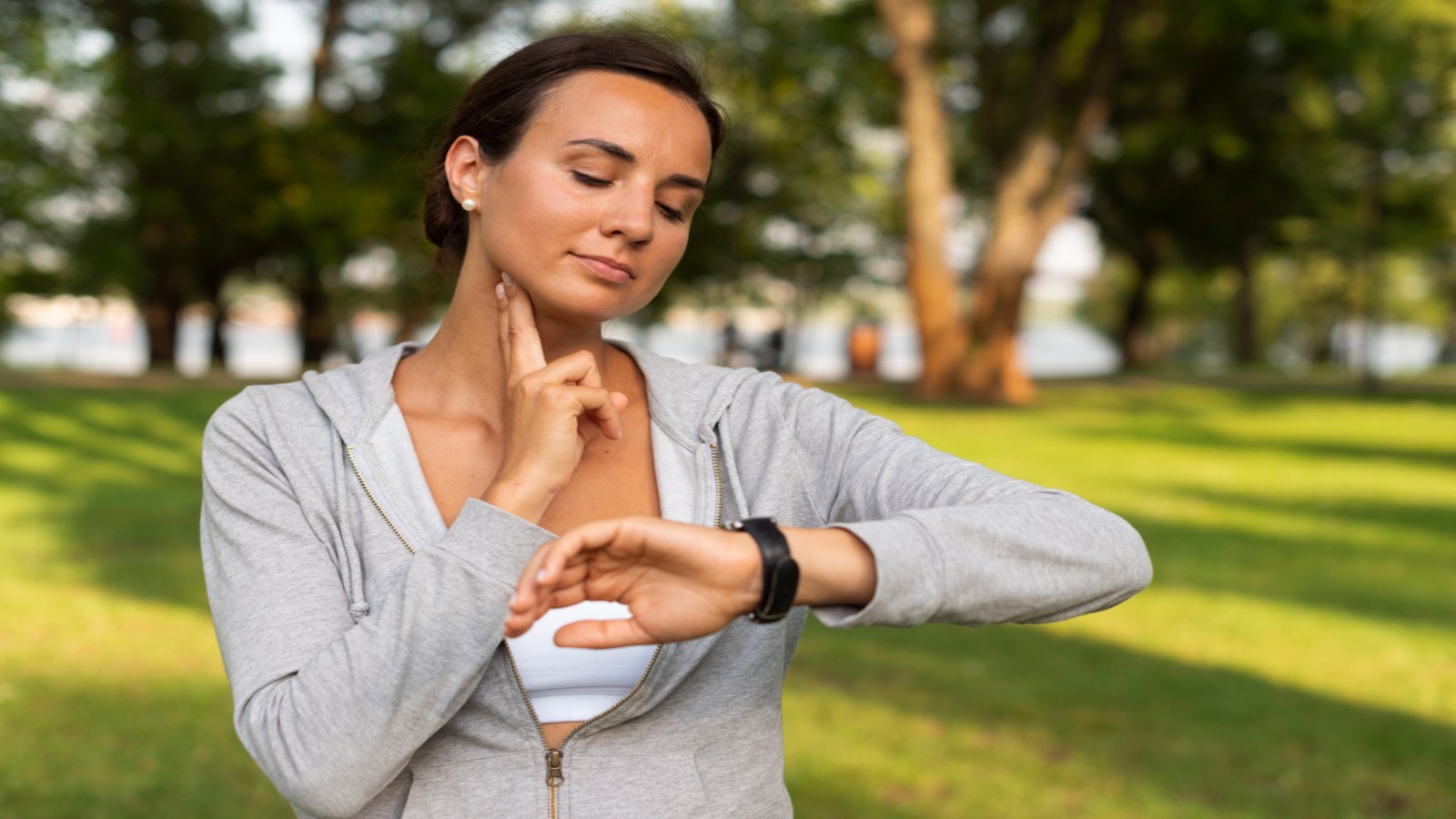 Female athelete monitoring her pulse