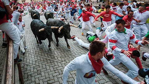 crowds running in front of bulls in pamplona