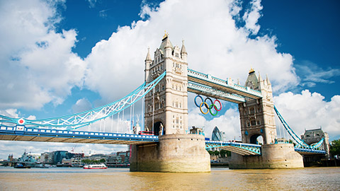 london bridge with olympic rings